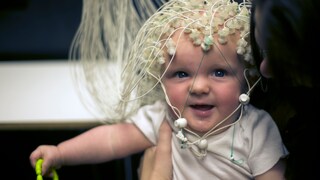 Baby beim EEG – Warnzeichen für Legasthenie im Gehirn von Babys