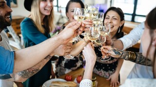 Ist Alkohol grundsätzlich schädlich – oder kann er in bestimmten Fällen sogar nützen? Eine Studie legt nahe, dass moderater Konsum für Herzkranke unbedenklich sein könnte.