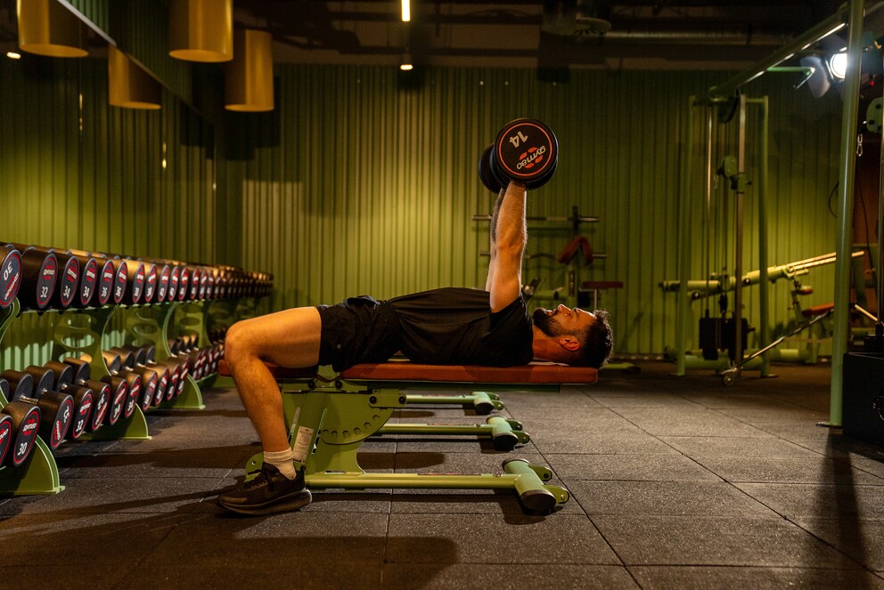 Instructions for bench press with dumbbells.