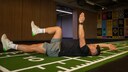 Die &Uuml;bung Dead Bug trainiert den Rumpf und formt das Sixpack