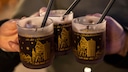 F&uuml;r viele geh&ouml;rt Gl&uuml;hwein zum Weihnachtsmarktbesuch dazu