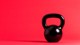 Kettlebell-Training stärkt den Rumpf und bietet viele Vorteile gegenüber dem Maschinentraining.