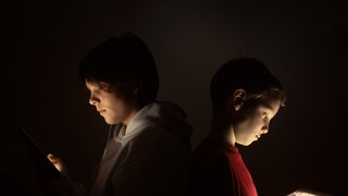 Was als harmloses Scrollen beginnt, kann den Schlaf und das Selbstwertgefühl beeinflussen