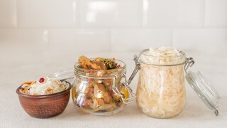 Fermentierte Lebensmittel wie Sauerkraut, Kimchi oder Kombucha wirken probiotisch – und stärken damit nicht nur den Darm, sondern auch die allgemeine Gesundheit.