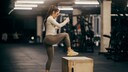Frau macht Step-ups