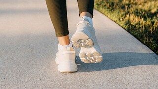 10.000 Schritte pro Tag sollen bereits ausreichen, um fit zu bleiben. FITBOOK erklärt, was dahintersteckt.