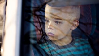 Junge sitzt im Auto