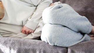 Bei Endometriose wächst gebärmutterschleimhautähnliches Gewebe außerhalb der Gebärmutter – oft mit schmerzhaften Folgen.