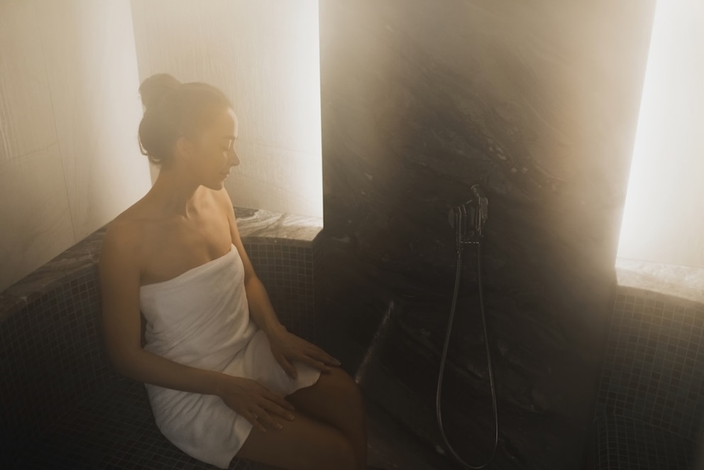 Frau in einer Dampf-Sauna