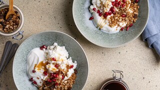 Im Vergleich zu herkömmlichem Joghurt ist griechischer Joghurt deutlich fester und cremiger in der Konsistenz.