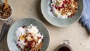 Im Vergleich zu herk&ouml;mmlichem Joghurt ist griechischer Joghurt deutlich fester und cremiger in der Konsistenz.