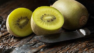 Eine Studie hat herausgefunden, dass sich bereits zwei Kiwis pro Tag positiv auf unsere Haut auswirken