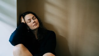 Frau über 40 ist erschöpft