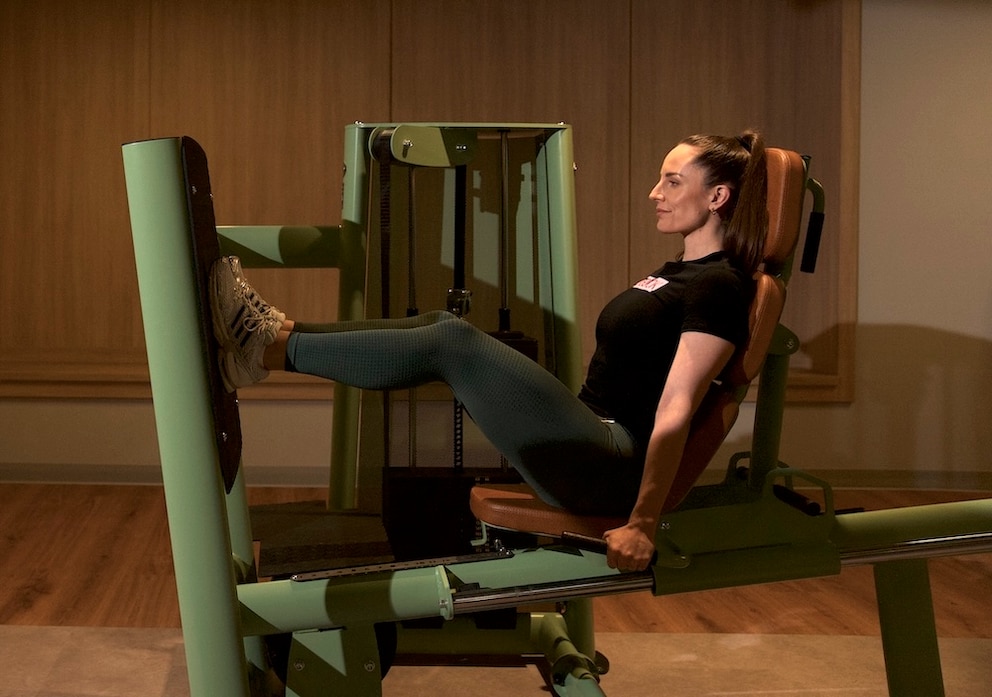 Dany Kahl zeigt bei FITBOOK, wie die Beinpresse durchgef&uuml;hrt wird
