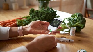 Veränderte Mahlzeiten, sinkender Blutzucker, angepasste Medikation: Worauf beim Fasten zu achten ist.