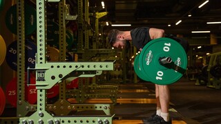 bauen Sie einen msukulösen Rücken auf mit dem Langhnatelrudern.