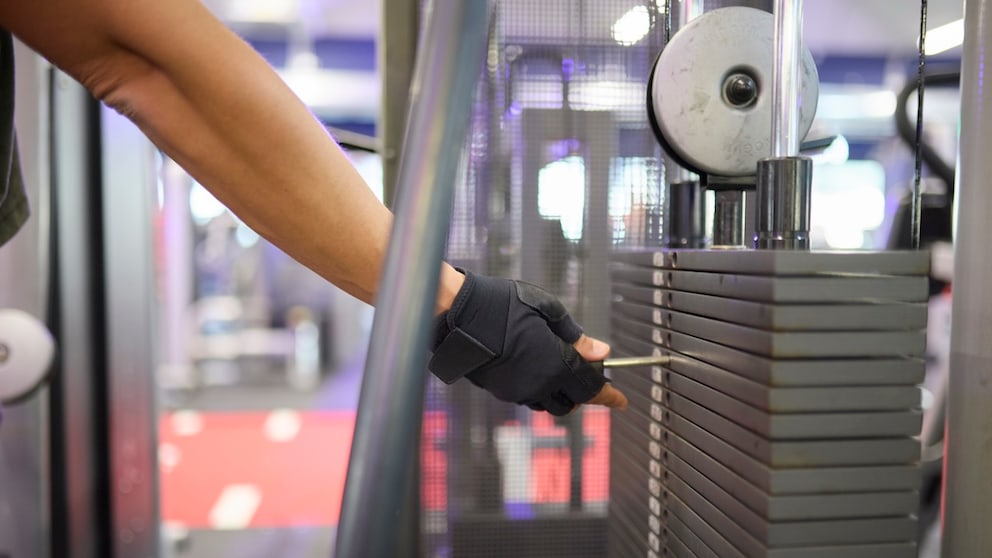 Schwerere Gewichte bringen nicht mehr Muskeln beim Training im Fitnessstudio.