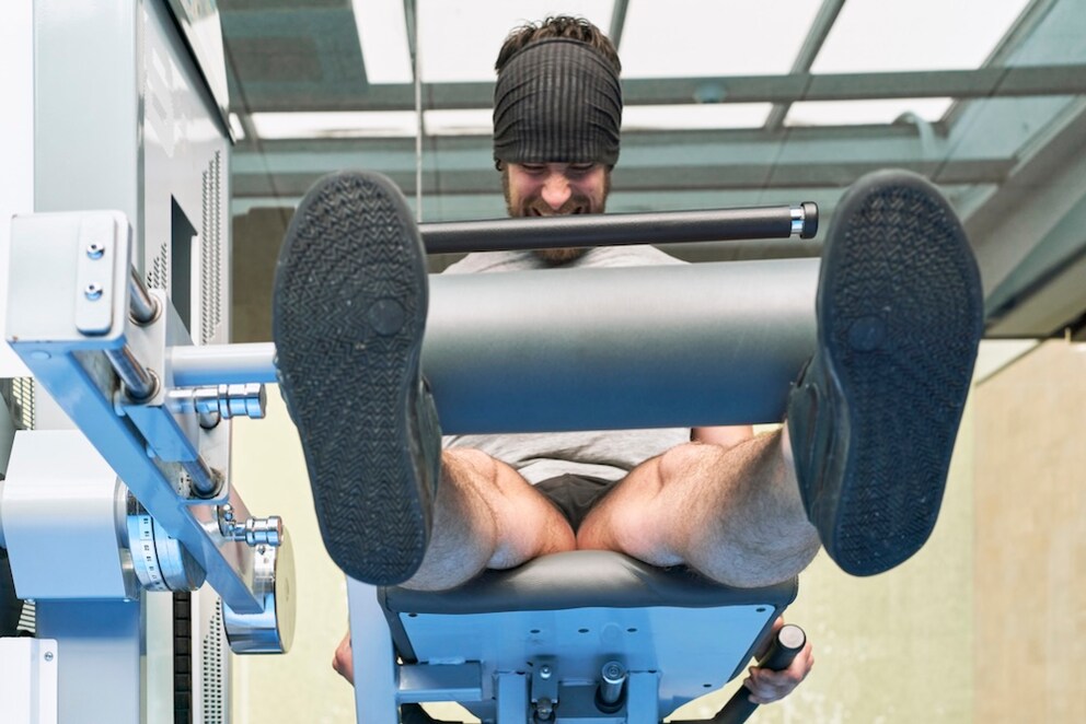 Leg extension exercise on the machine