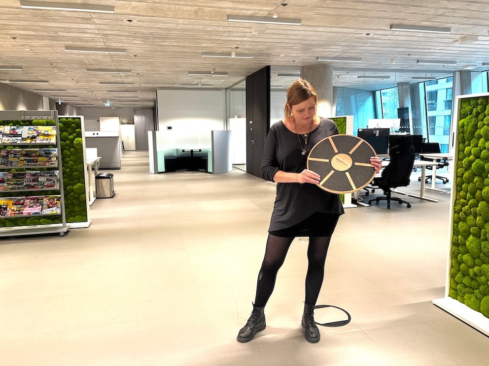 Angelika Pickardt mit dem Balance Board in der Hand