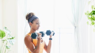 Home-Workout mit wenig Equipment: effektiv?