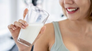 Frau trinkt ein Glas Milch