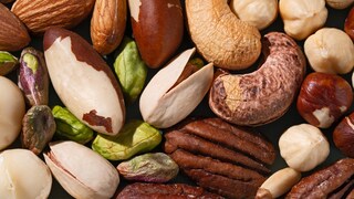 Macadamia-, Para- und Haselnüsse versorgen den Körper mit Zink, Eisen, Kalium, B-Vitaminen, Vitamin E, wertvollen mehrfach ungesättigten Fettsäuren und Ballaststoffen.
