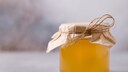 Sauerhonig gilt als Immunbooster und Hustenmittel. Welche Wirkstoffe stecken dahinter und was sagen Studien dazu?