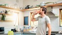 Mann trinkt Proteinshake