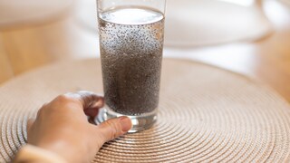 Nach langem Fasten bleibt Durst trotz Trinken. Was steckt hinter dem Supersaft aus Elektrolyten und Chia?"