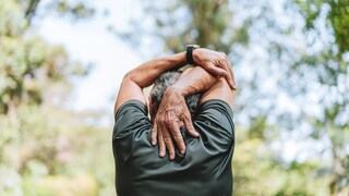 Älterer Mann beim Outdoorsport