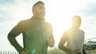 M&auml;nner um die 50 beim Joggen zum Trainieren der VO2max