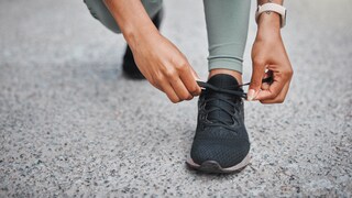 Motivation, WOOP-Methode: Frau bindet sich die Schuhe