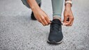 Motivation, WOOP-Methode: Frau bindet sich die Schuhe