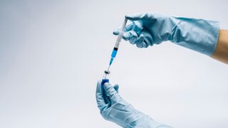Die Corona-Impfung löste bei einigen Patienten seltene Blutgerinnsel aus