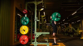 Wie Squats mit der Langhantel funktionieren udn wieso sie Athleten nutzen.