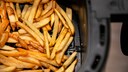 Airfryer-Fehler vermeiden: Was passiert bei zweihundert Grad hei&szlig;er Luft? Risiken, Backpapier-Pannen und Folgen im &Uuml;berblick.