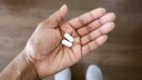 Zwei Tabletten in der Hand