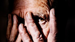 Infektionen und Demenz im Blick: Eine große Studie prüft, ob Erkrankungen langfristige Folgen für das Gehirn haben können.