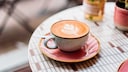 Statt Kaffee kann es sich lohnen, morgens warmes Wasser zu trinken