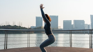 Kann Yoga den Po stärken? Asanas für gezieltes Training, mehr Stabilität und bessere Beweglichkeit im Überblick.