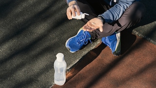 Eigentlich nehmen wir alle notwendigen Nährstoffe über die Ernährung auf. Sportler, die mehr als fünf bis zehn Stunden pro Woche trainieren, können sich zudem mit Nahrungsergänzungsmitteln behelfen.
