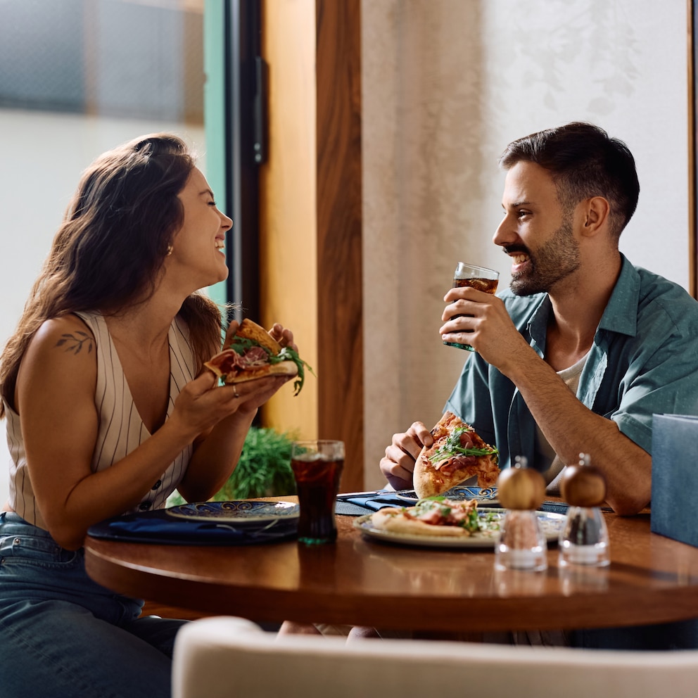 Mann und Frau gemeinsam beim Essen oder Freizeitaktivität – nicht zu sehr auf Sport, da das beim anderen Adv. Schon Kernthema ist.