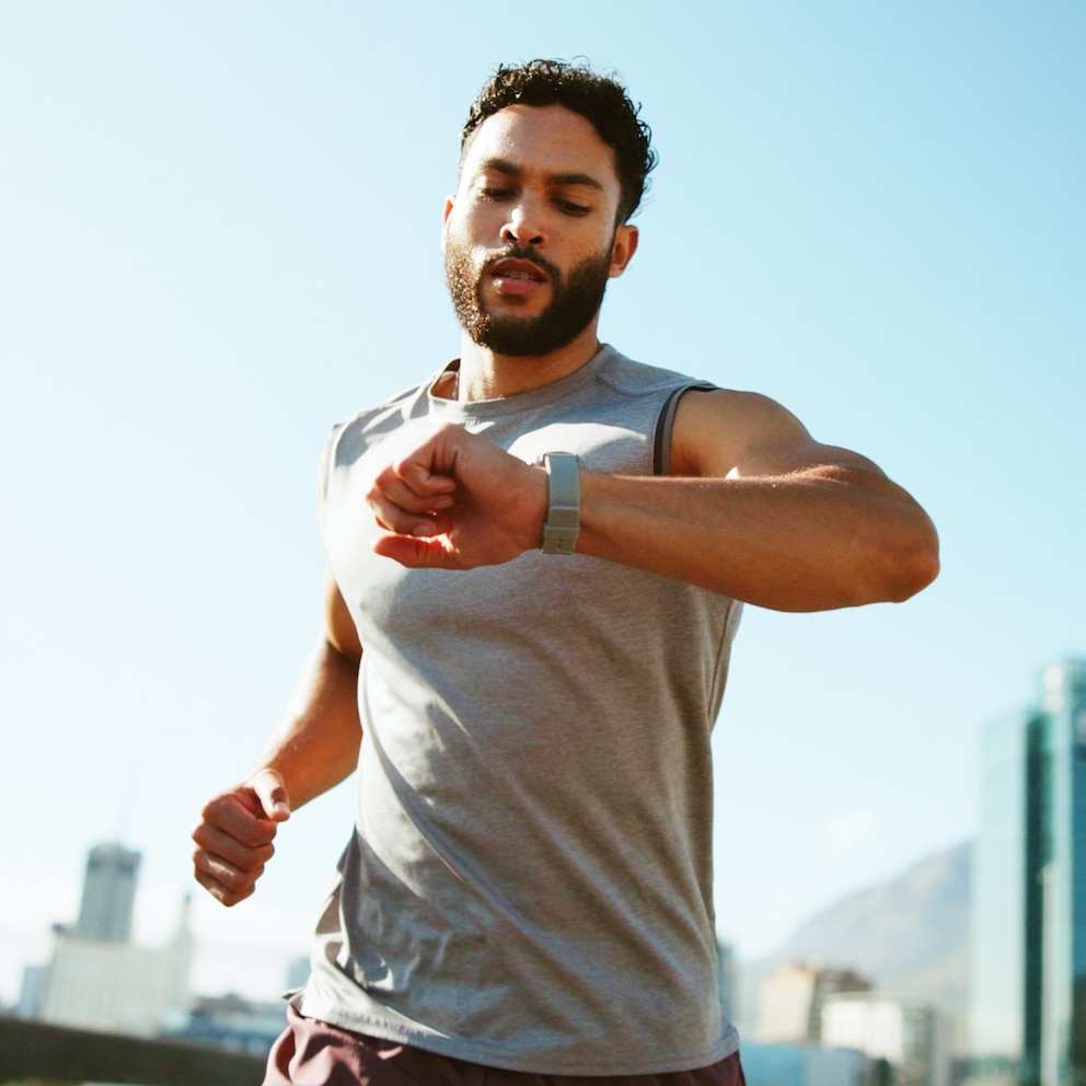 Athletische Person beim Outdoor-Workout im Sonnenlicht – z. B. Functional Training im Park oder Trail Running. Vermittelt Aktivität, Natur und Energie.
