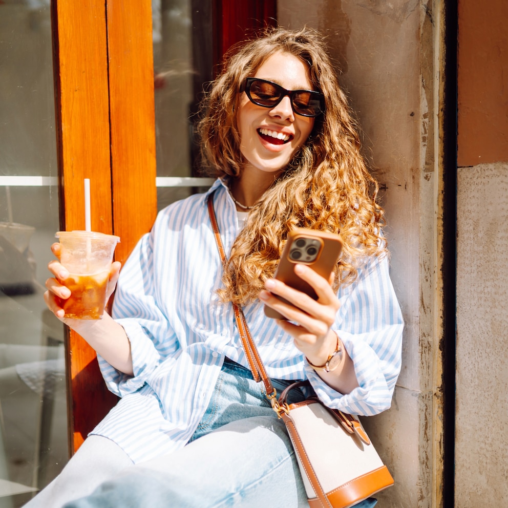 Frau im Sonnenlicht – z. B. auf dem Balkon, beim Spaziergang oder beim Morgenkaffee. Transportiert das Thema Vitamin D und Wohlbefinden.