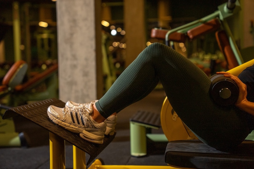 F&uuml;&szlig;e etwa h&uuml;ft- bis schulterbreit aufstellen