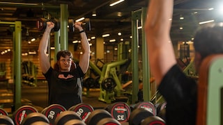 Schulterdrücken mit Kurzhanteln kann besser sein als mit der Langhantel.
