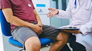 Männer sitzen gegenüber