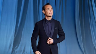 Jude Law zeigt, wie Muskelaufbau über fünfzig gelingt. Einblick in Training, Disziplin und Fitnessstrategie.