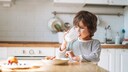 Kind trinkt ein Glas Milch