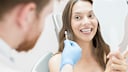 Auch Implantate m&uuml;ssen sorgf&auml;ltig gereinigt werden: Mit Zahnseide oder Interdentalb&uuml;rstchen lassen sich die Zahnzwischenr&auml;ume gr&uuml;ndlich s&auml;ubern und Entz&uuml;ndungen gezielt vorbeugen.